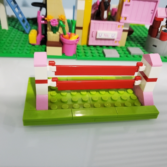 LEGO 3189 Friends Heartlake Stables Set - Picture 6 of 9
